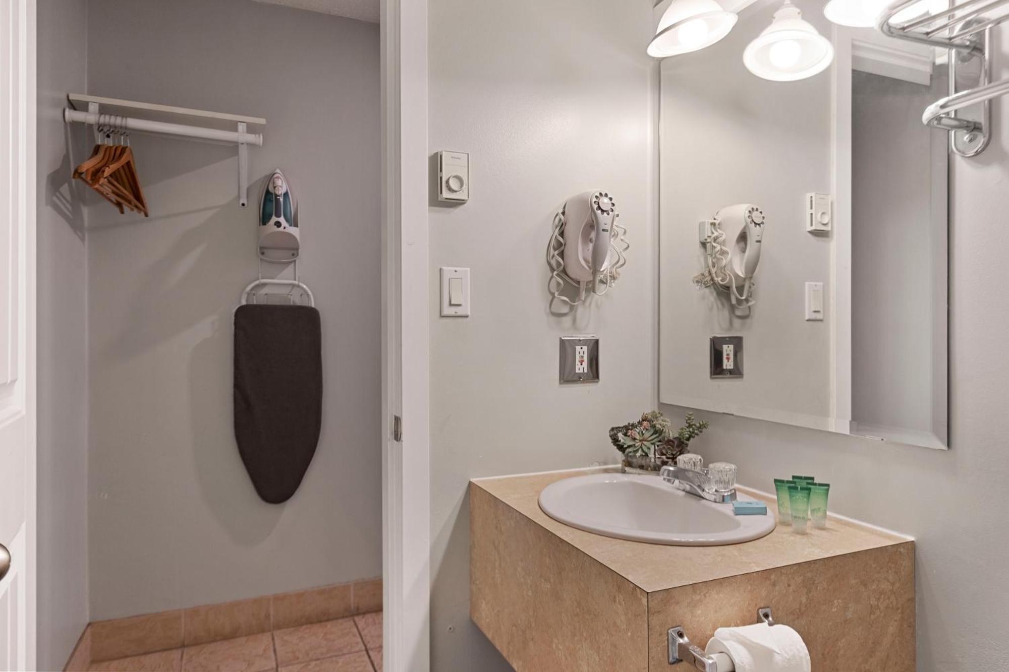 Oasis Inn Kelowna Dış mekan fotoğraf